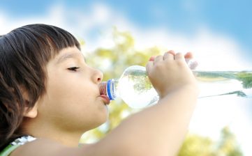 Les effets de l’eau sur votre corps – le premier verre de la journée!